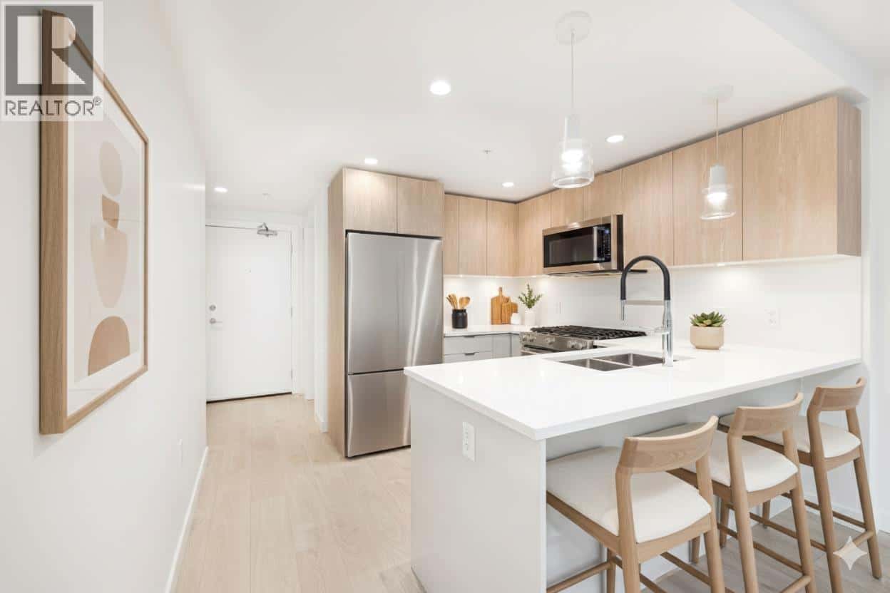 116 108 E 8TH STREET — North Vancouver, British Columbia - Photo 3 of 30