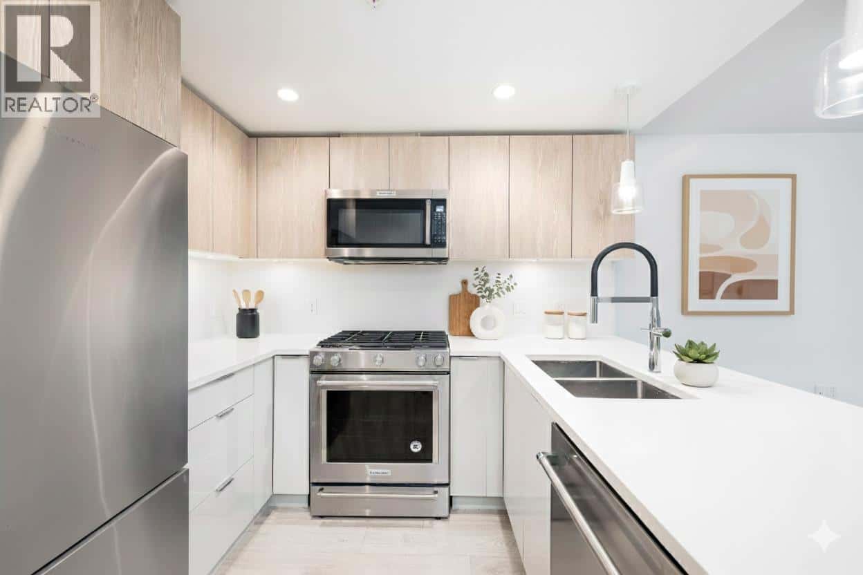 116 108 E 8TH STREET — North Vancouver, British Columbia - Photo 4 of 30