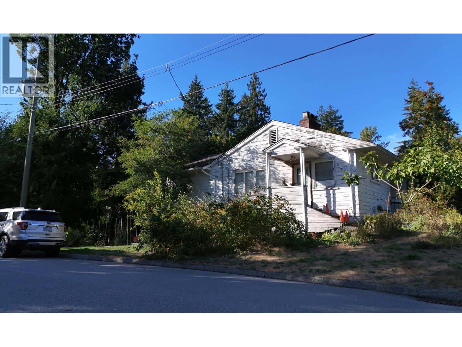 2405 LLOYD AVENUE — North Vancouver, British Columbia - Photo 3 of 11