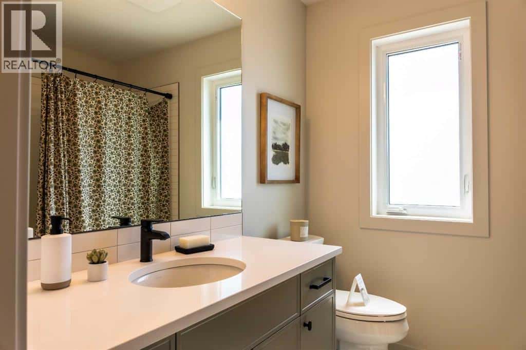 680 Devonia Road W — Lethbridge, Alberta - Photo 2 of 40