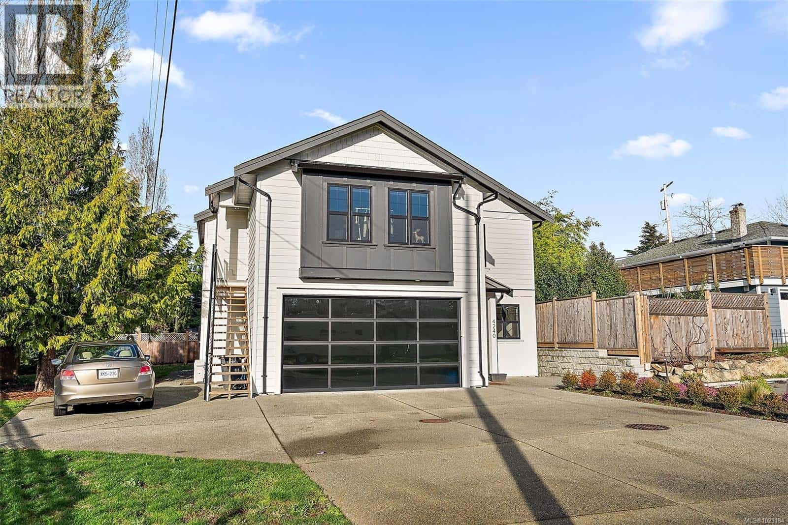 4240 Springridge Cres — Saanich, British Columbia - Photo 2 of 34