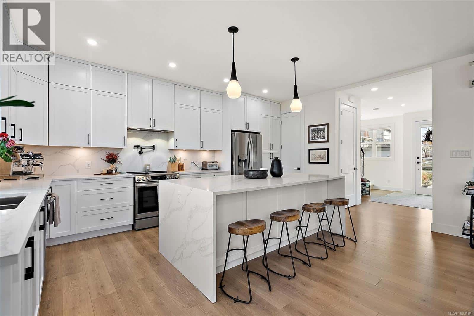 4240 Springridge Cres — Saanich, British Columbia - Photo 4 of 34