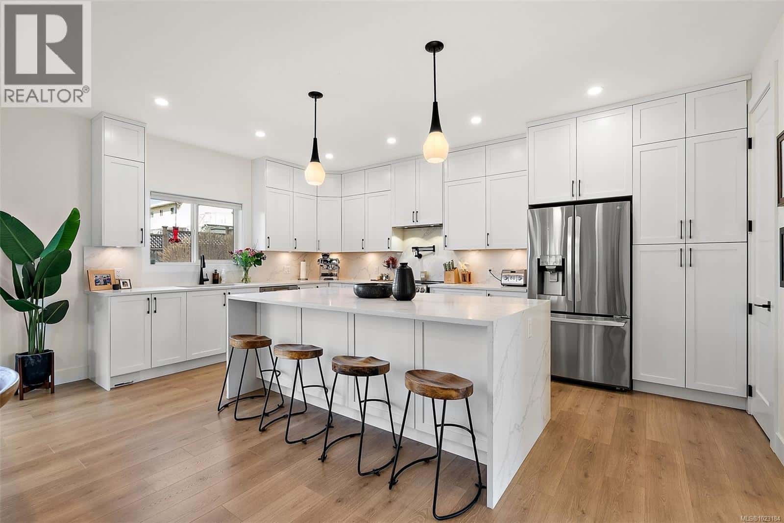 4240 Springridge Cres — Saanich, British Columbia - Photo 5 of 34