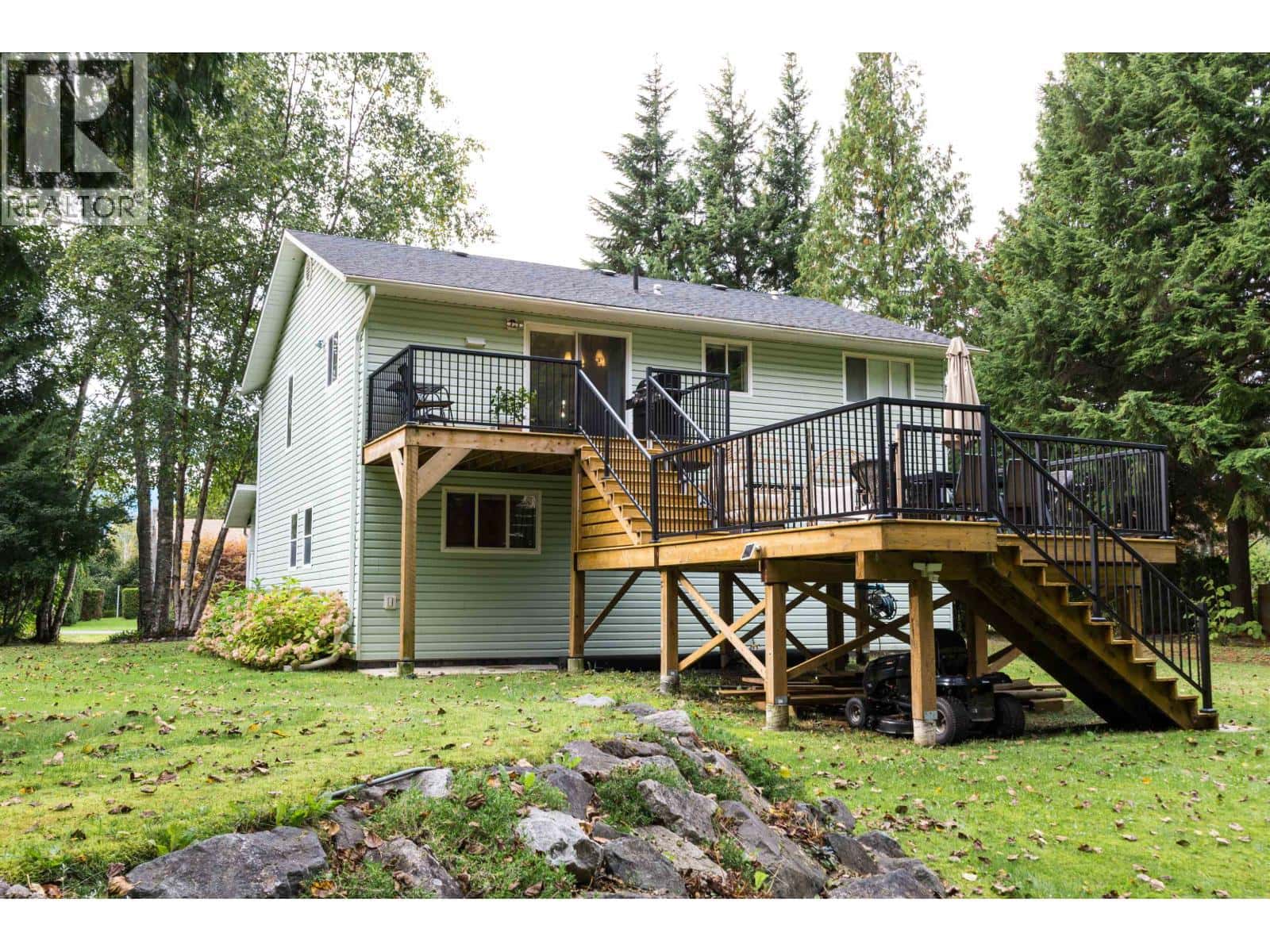 2304 CRAMER STREET — Terrace, British Columbia - Photo 4 of 25