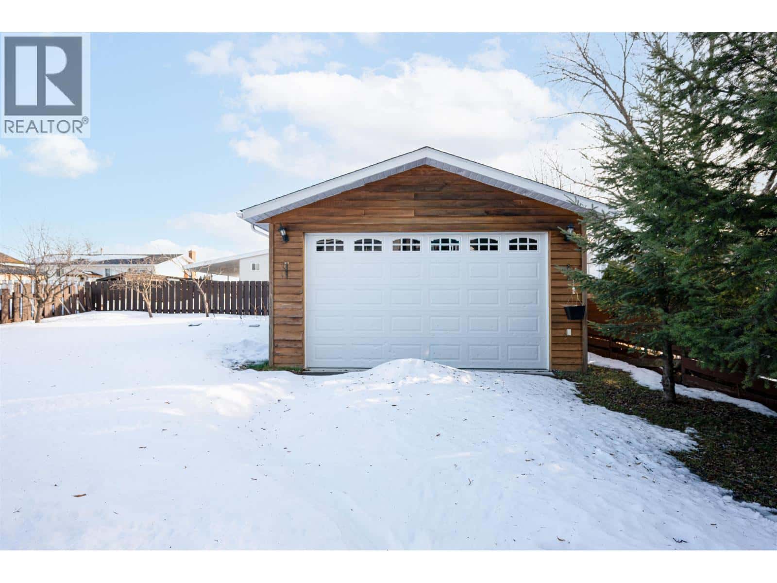 352 EXPLORER CRESCENT — Prince George, British Columbia - Photo 4 of 38