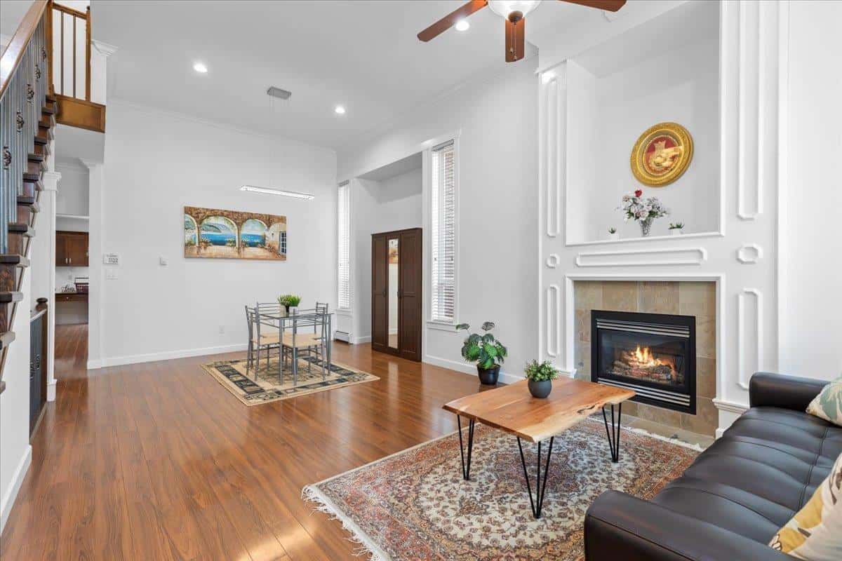 18118 67 AVENUE — Surrey, British Columbia - Photo 4 of 39