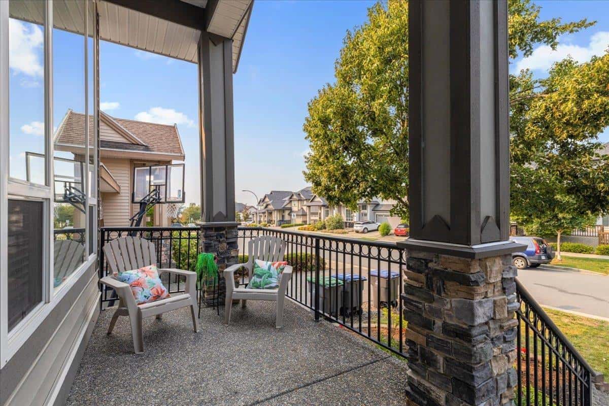 18118 67 AVENUE — Surrey, British Columbia - Photo 2 of 39