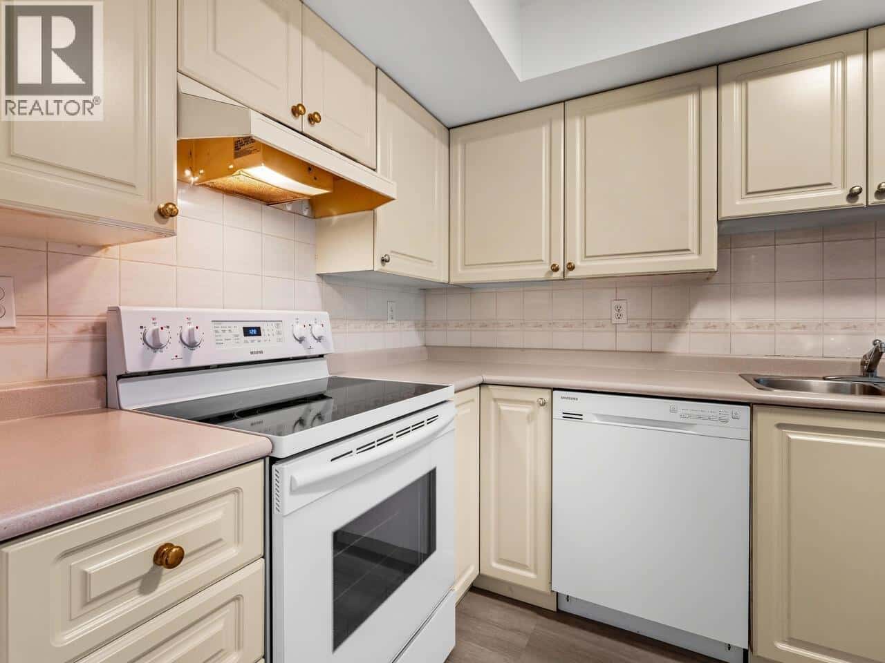 401 1723 FRANCES STREET — Vancouver, British Columbia - Photo 3 of 32