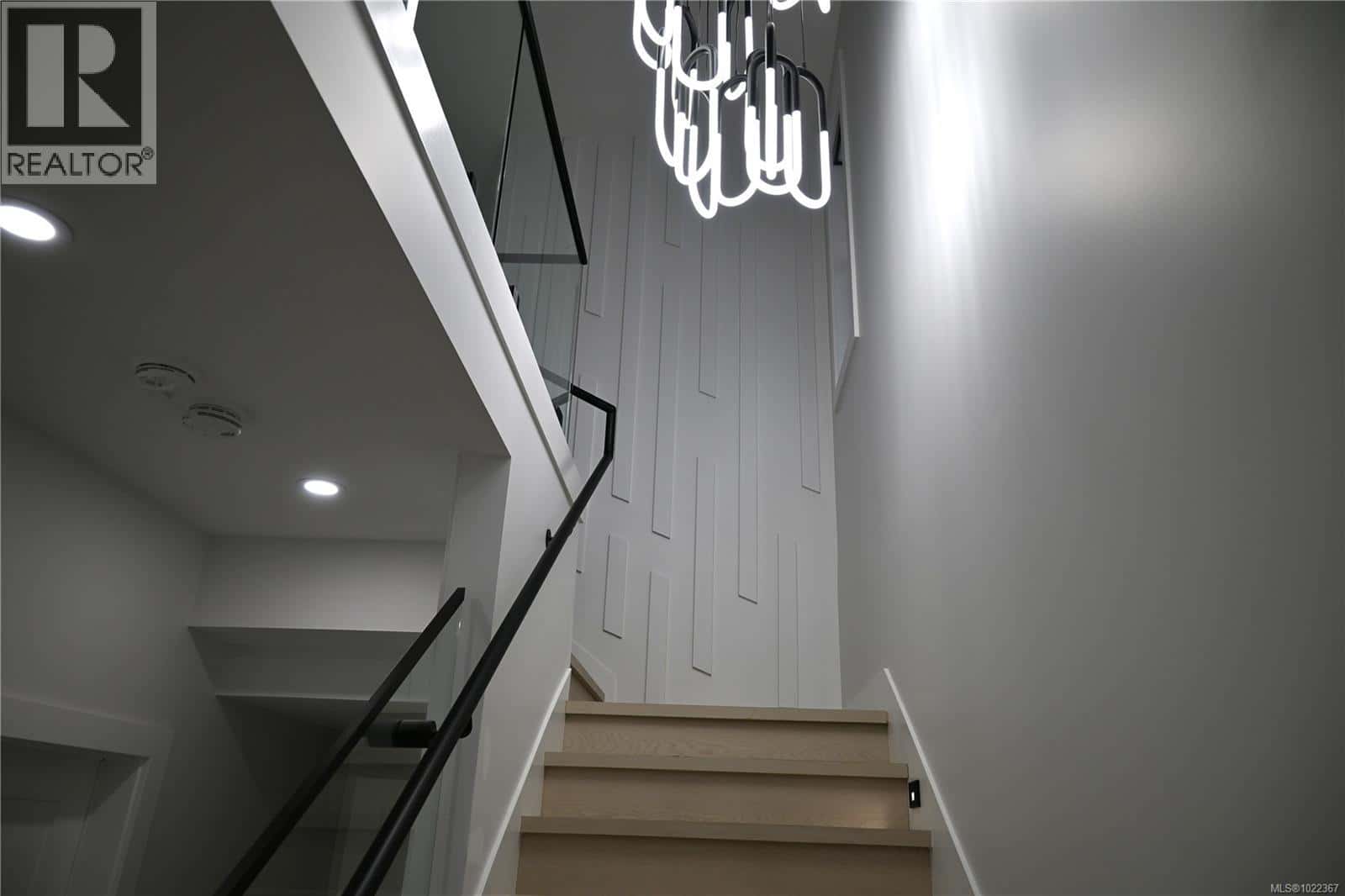 3927 Jingle Pot Rd — Nanaimo, British Columbia - Photo 3 of 28