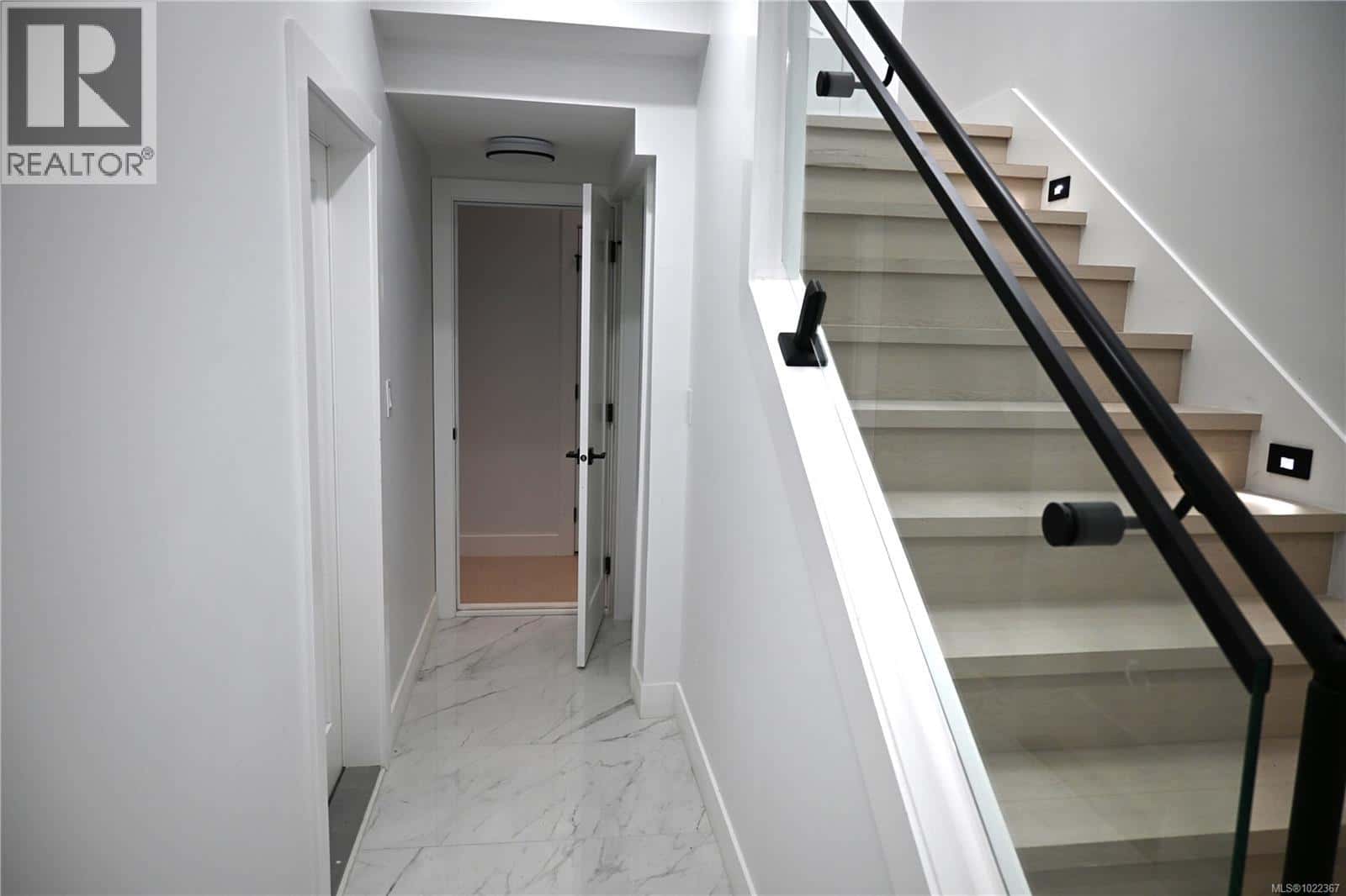 3927 Jingle Pot Rd — Nanaimo, British Columbia - Photo 2 of 28