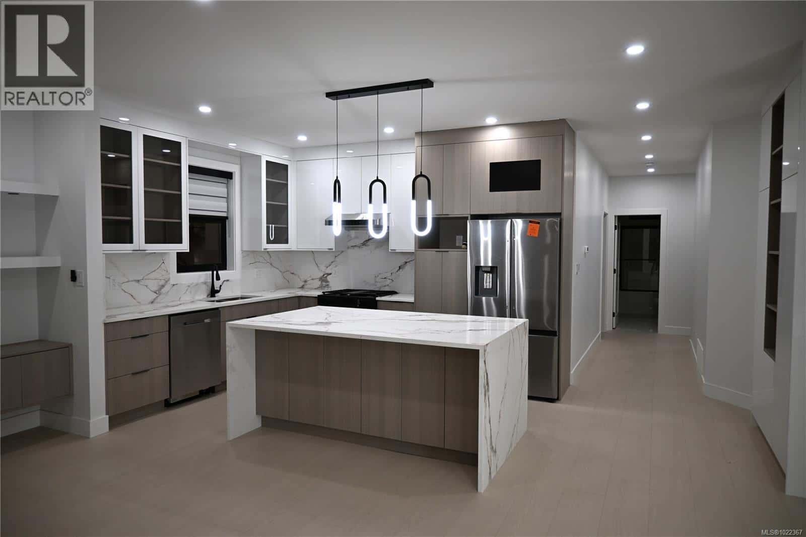 3927 Jingle Pot Rd — Nanaimo, British Columbia - Photo 4 of 28