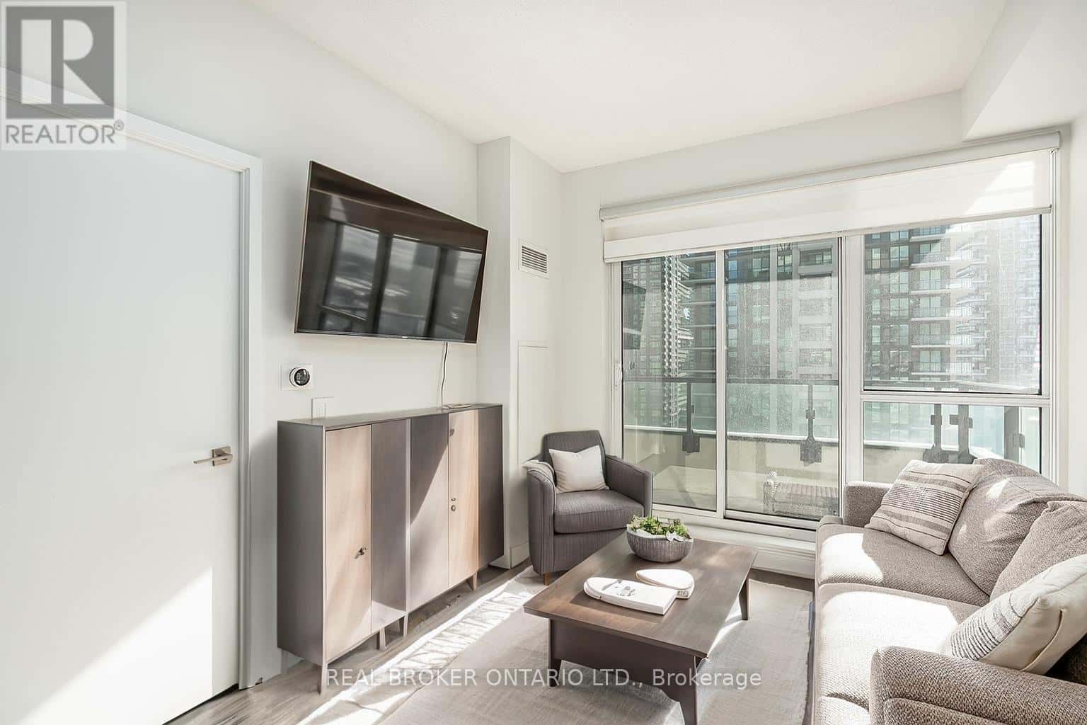 1808 - 4085 PARKSIDE VILLAGE DRIVE — Mississauga (City Centre), Ontario - Photo 4 of 33