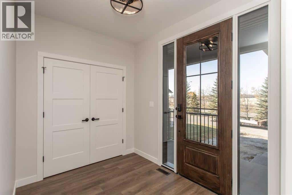 102, 5300 60 Street — Sylvan Lake, Alberta - Photo 2 of 43