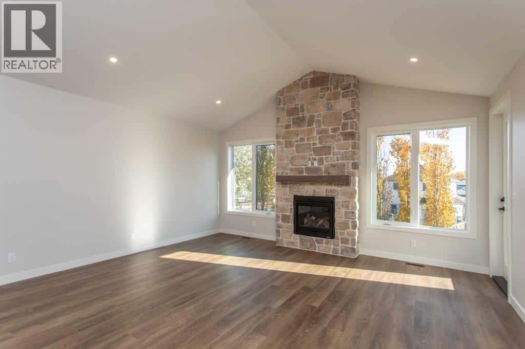 102, 5300 60 Street — Sylvan Lake, Alberta - Photo 3 of 43