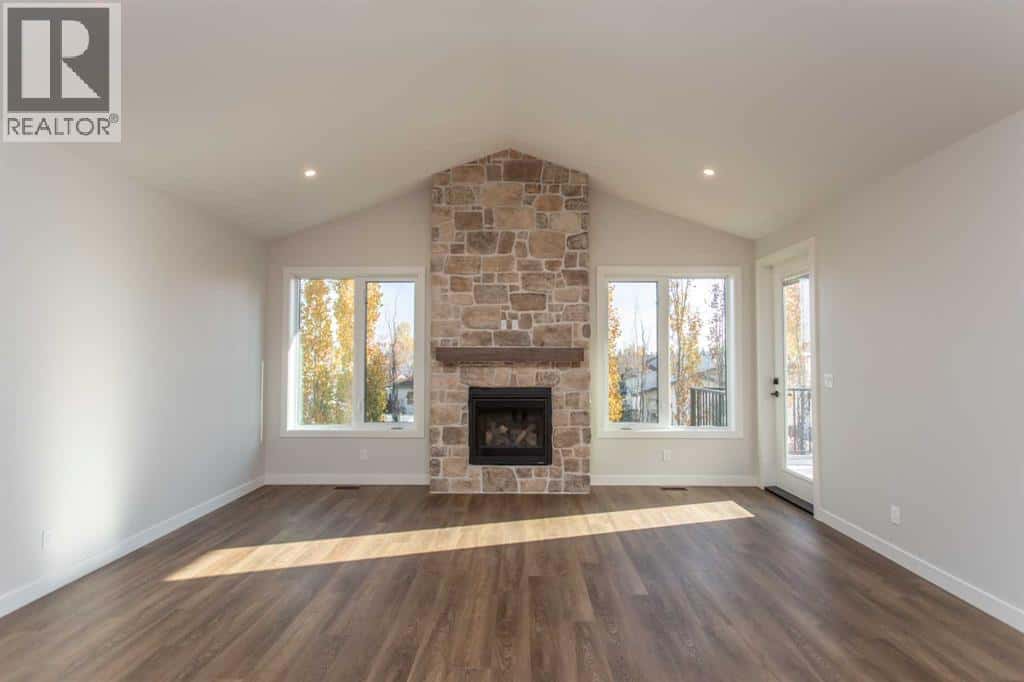 102, 5300 60 Street — Sylvan Lake, Alberta - Photo 4 of 43