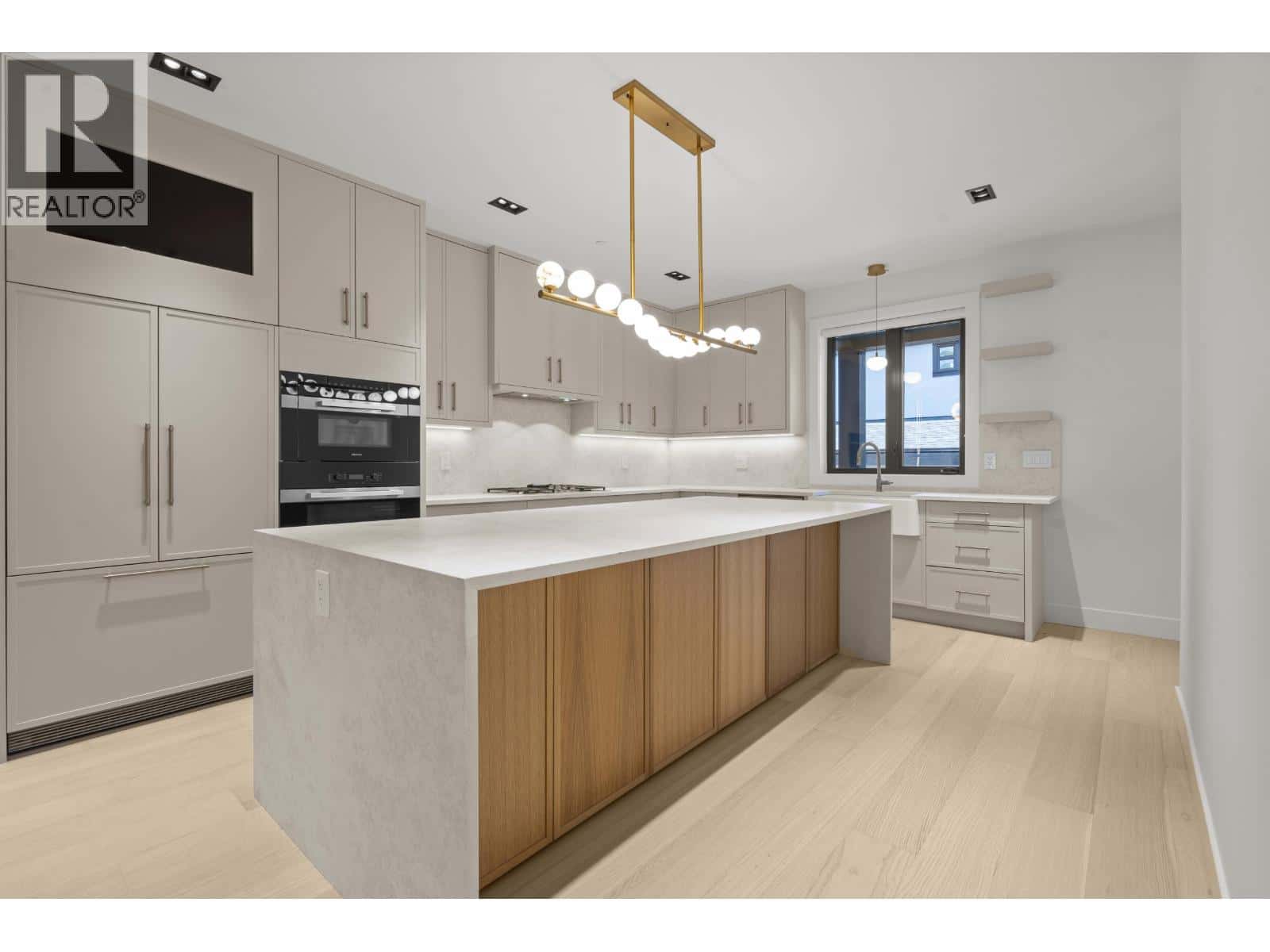 3218 W 39TH AVENUE — Vancouver, British Columbia - Photo 2 of 38