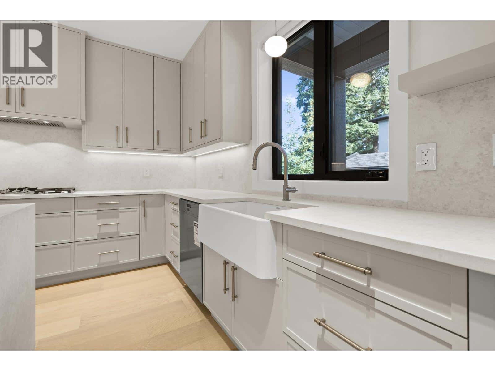 3218 W 39TH AVENUE — Vancouver, British Columbia - Photo 3 of 38