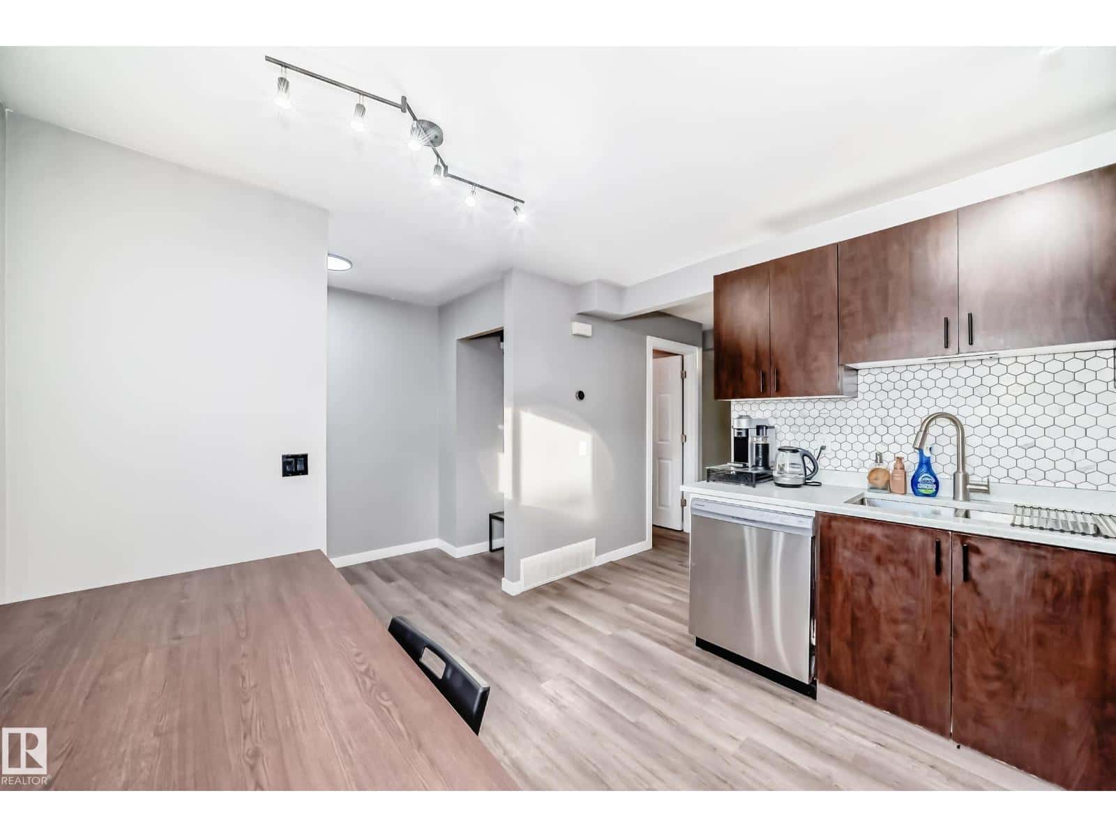 1272 LAKEWOOD RD W NW — Edmonton, Alberta - Photo 5 of 35