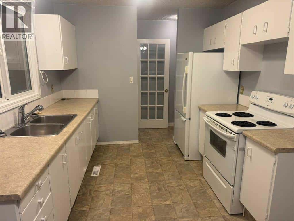 4317 54 Street — Grimshaw, Alberta - Photo 4 of 24