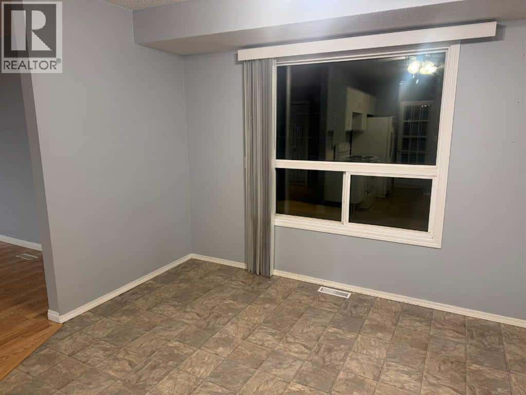 4317 54 Street — Grimshaw, Alberta - Photo 3 of 24