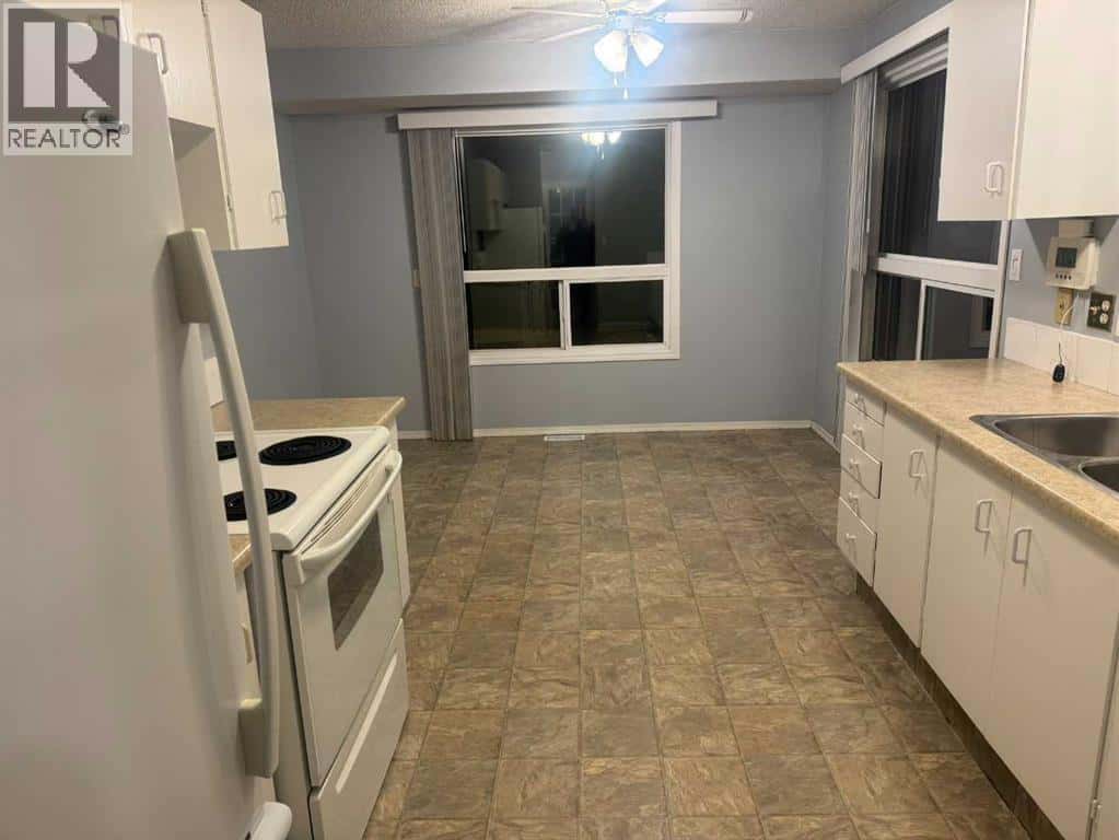 4317 54 Street — Grimshaw, Alberta - Photo 2 of 24