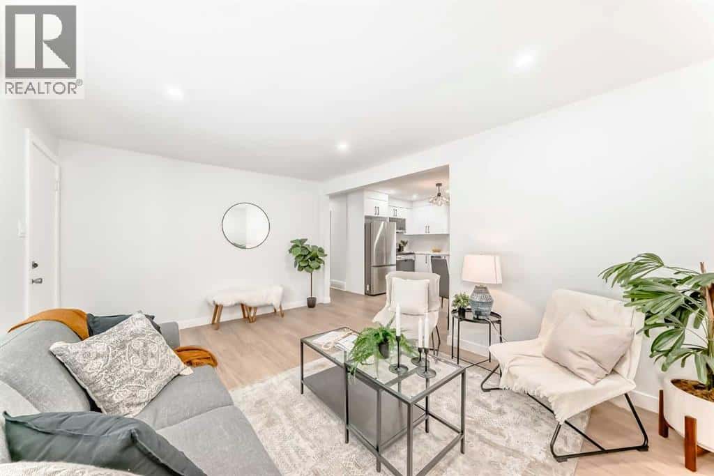 902 35 Street SE — Calgary, Alberta - Photo 5 of 44