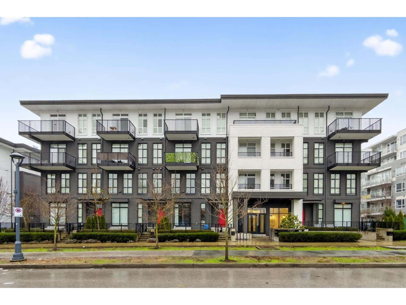 102 13933 105 BOULEVARD — Surrey, British Columbia - Photo 2 of 30