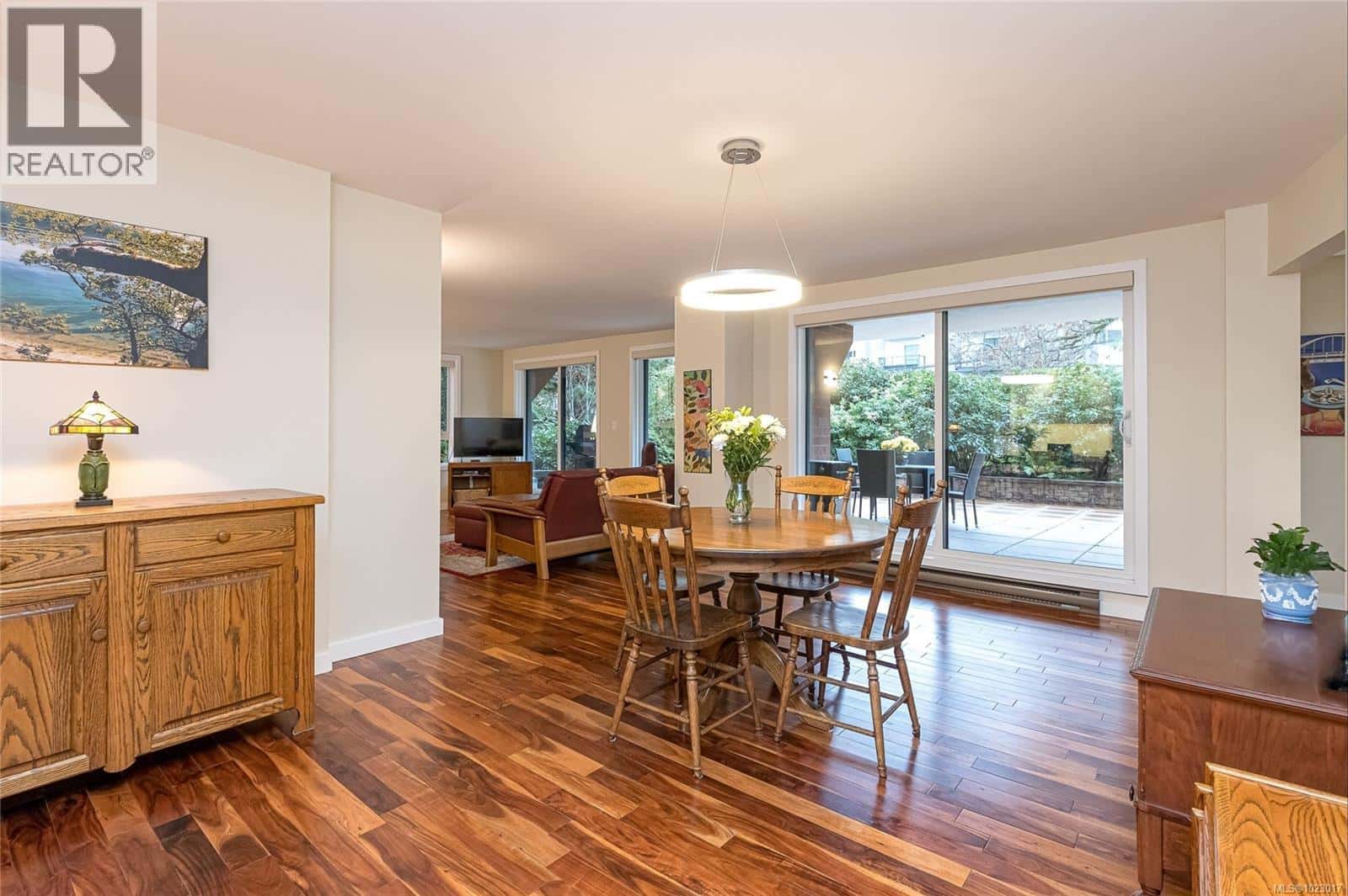 105 1375 Newport Ave — Oak Bay, British Columbia - Photo 3 of 31