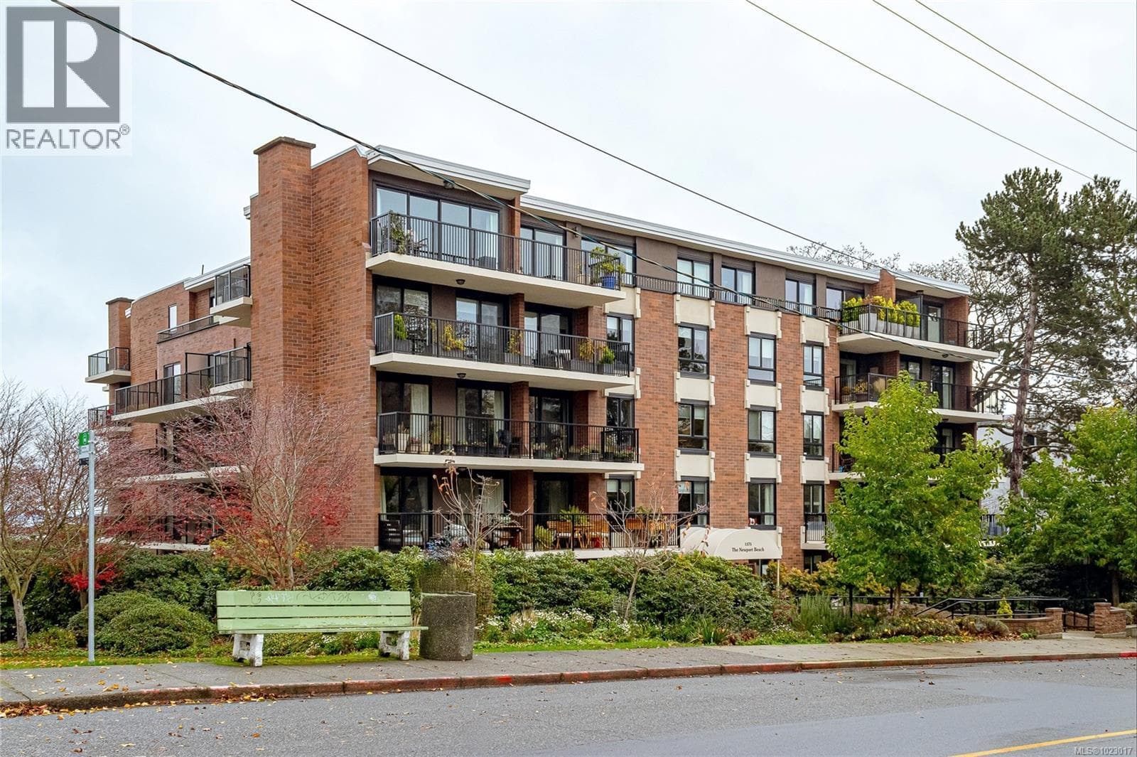 105 1375 Newport Ave — Oak Bay, British Columbia - Main photo