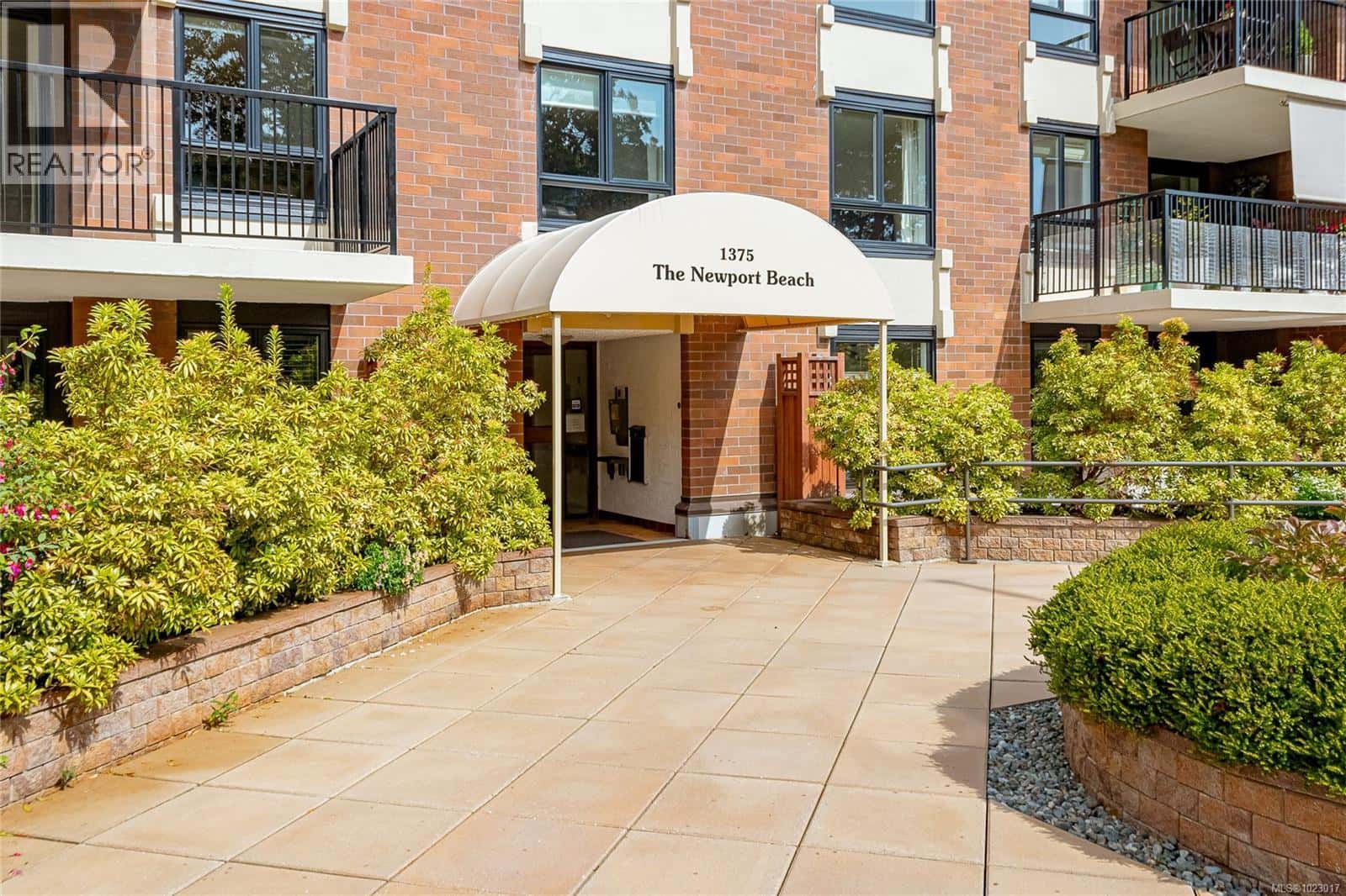 105 1375 Newport Ave — Oak Bay, British Columbia - Photo 2 of 31