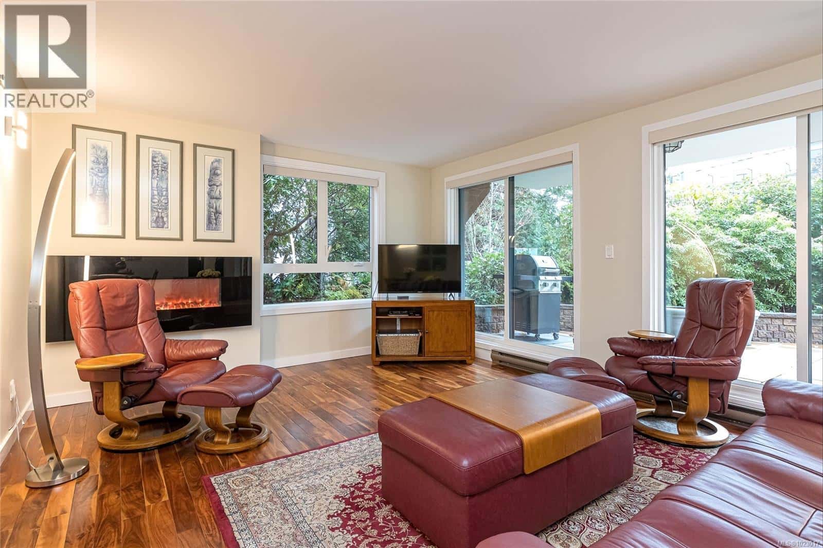 105 1375 Newport Ave — Oak Bay, British Columbia - Photo 4 of 31