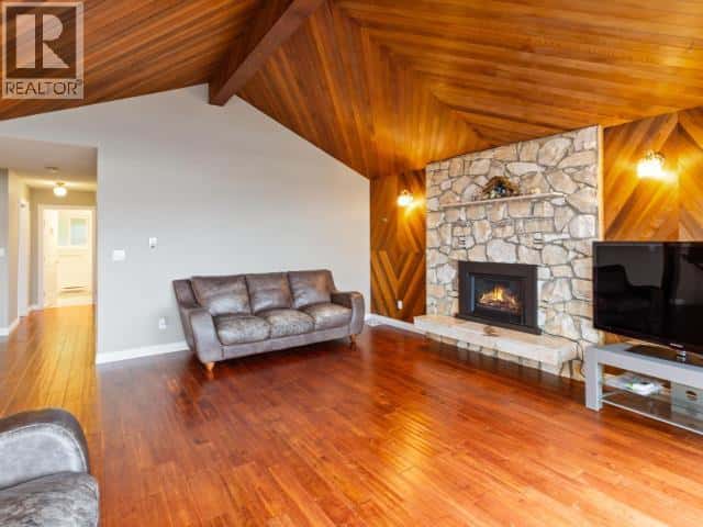 3826 TRAIL PLACE — Powell River, British Columbia - Photo 4 of 42