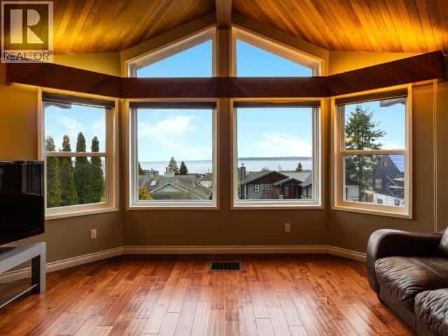 3826 TRAIL PLACE — Powell River, British Columbia - Photo 2 of 42