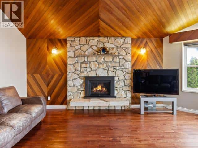 3826 TRAIL PLACE — Powell River, British Columbia - Photo 3 of 42