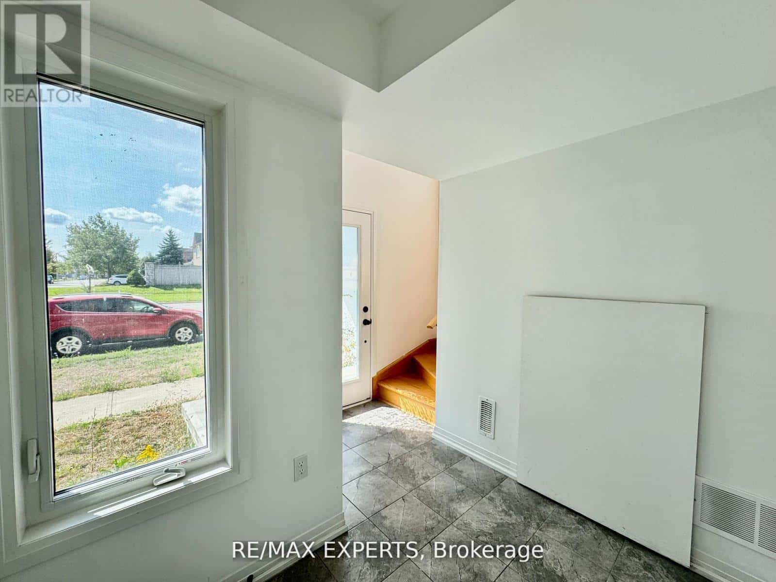 67 FAIRLANE AVENUE — Barrie (Painswick South), Ontario - Photo 2 of 24