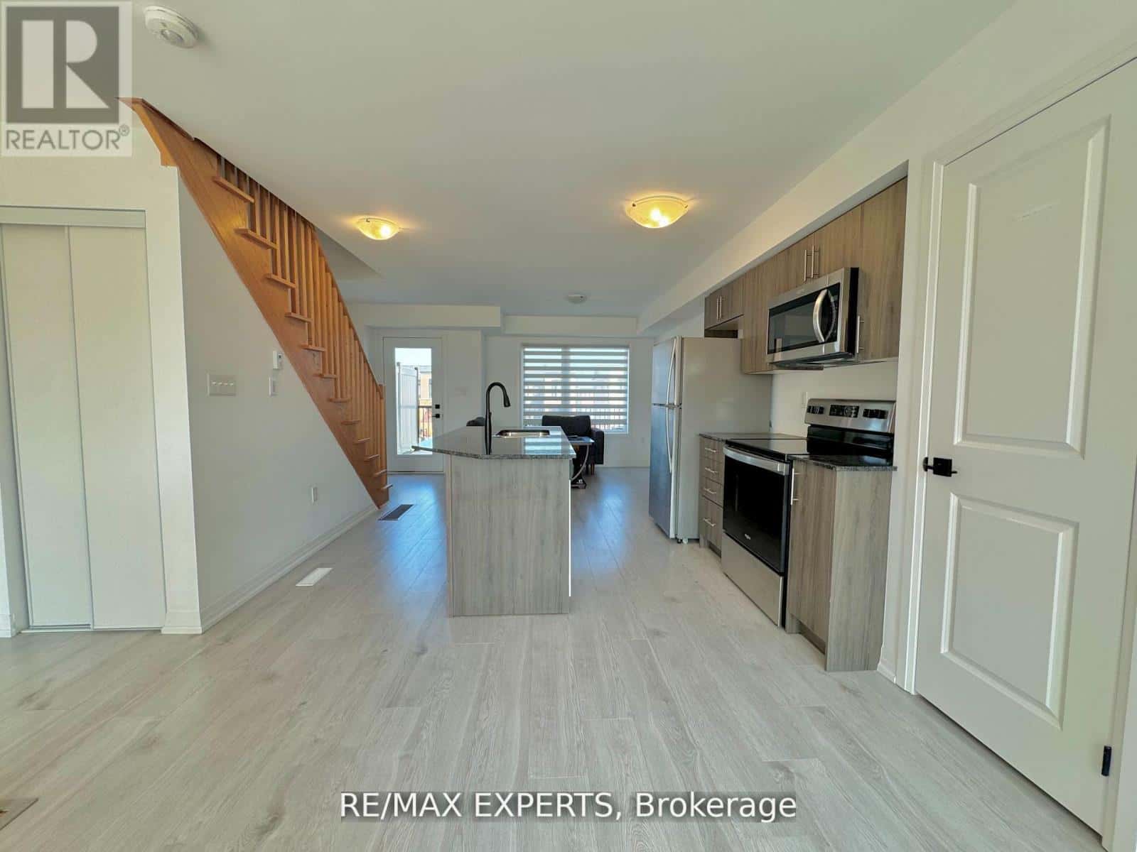 67 FAIRLANE AVENUE — Barrie (Painswick South), Ontario - Photo 4 of 24