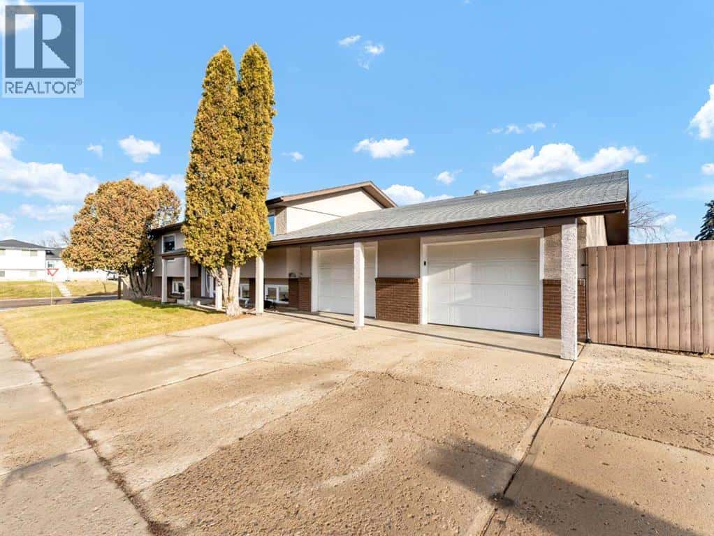 1949 5 Avenue NE — Medicine Hat, Alberta - Photo 2 of 50