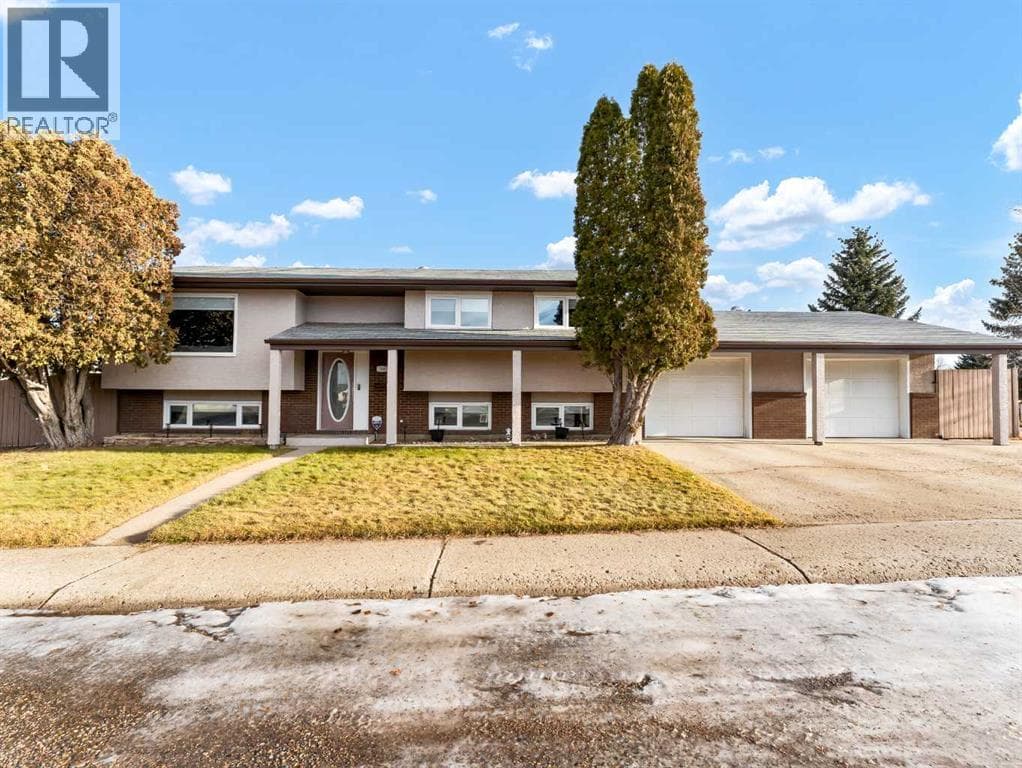 1949 5 Avenue NE — Medicine Hat, Alberta - Main photo