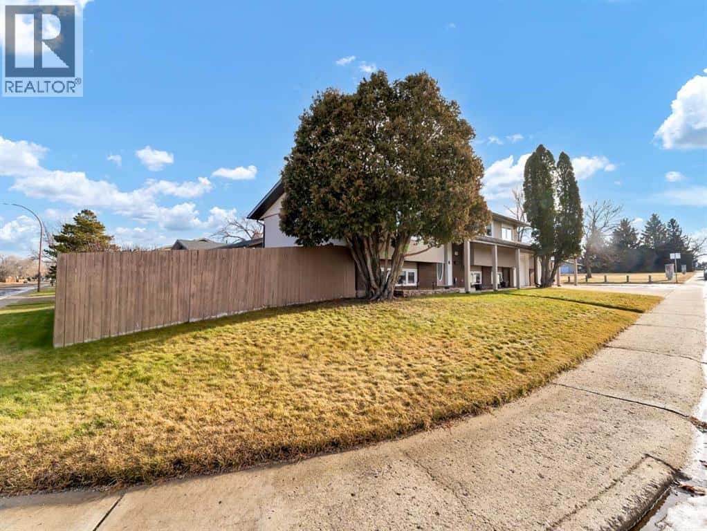 1949 5 Avenue NE — Medicine Hat, Alberta - Photo 4 of 50