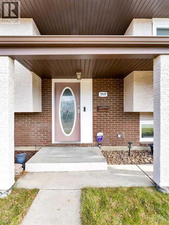 1949 5 Avenue NE — Medicine Hat, Alberta - Photo 5 of 50