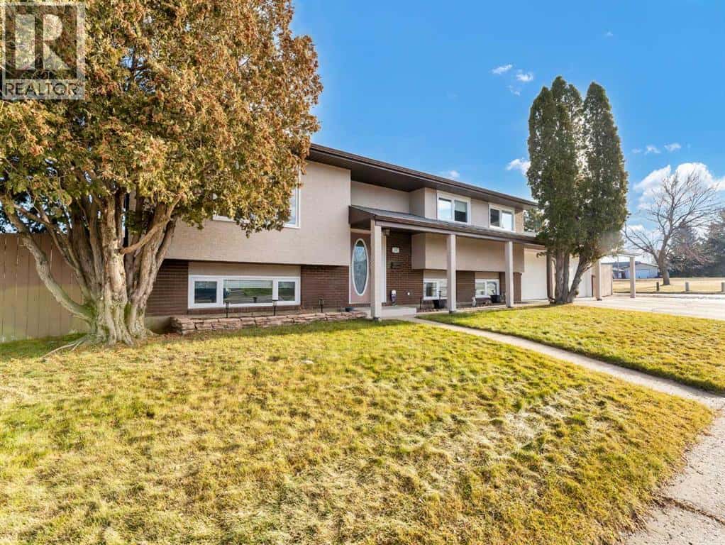 1949 5 Avenue NE — Medicine Hat, Alberta - Photo 3 of 50