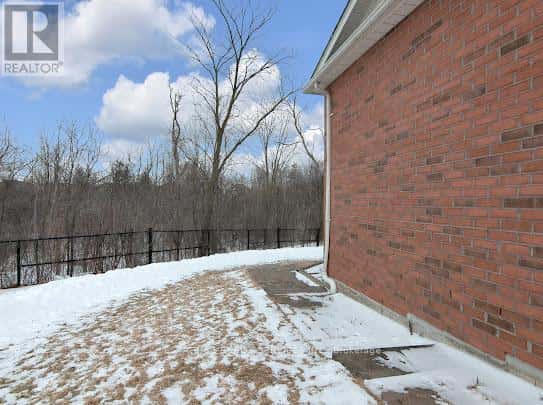 32 RIVER ROCK CRESCENT — Brampton (Fletcher's Meadow), Ontario - Photo 4 of 26