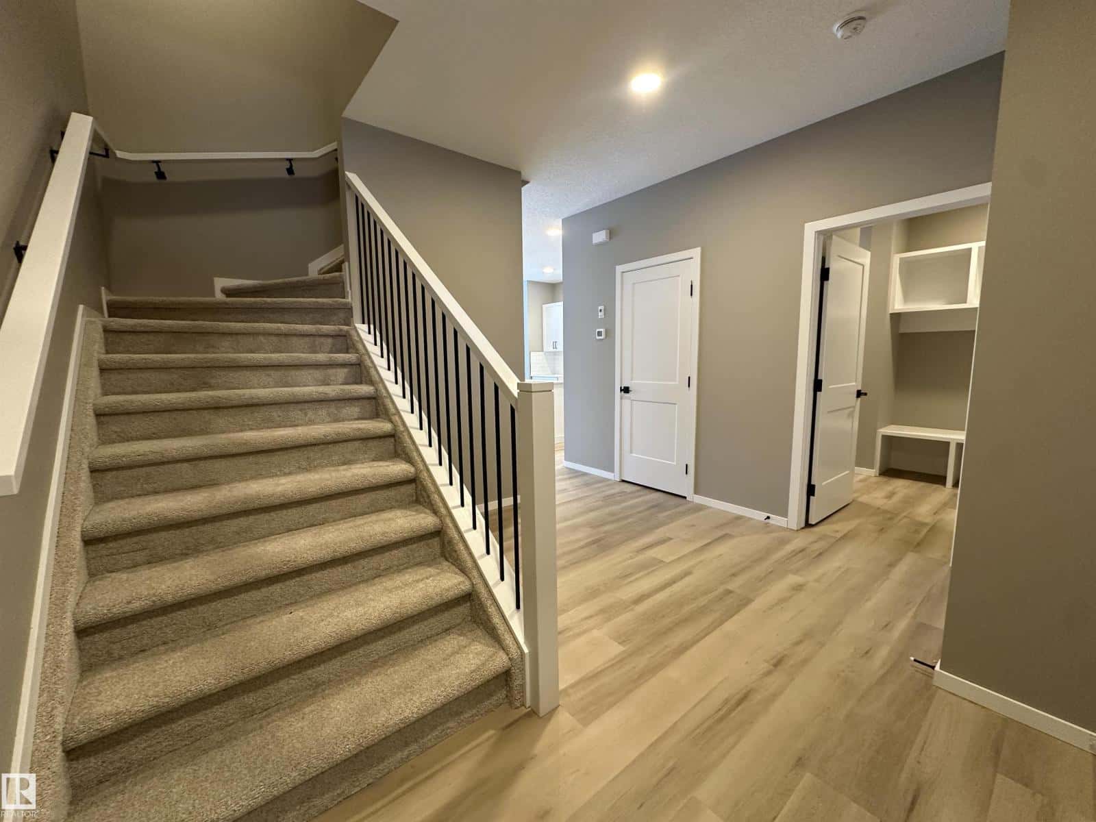 1154 SOUTH CREEK WD — Stony Plain, Alberta - Photo 2 of 35