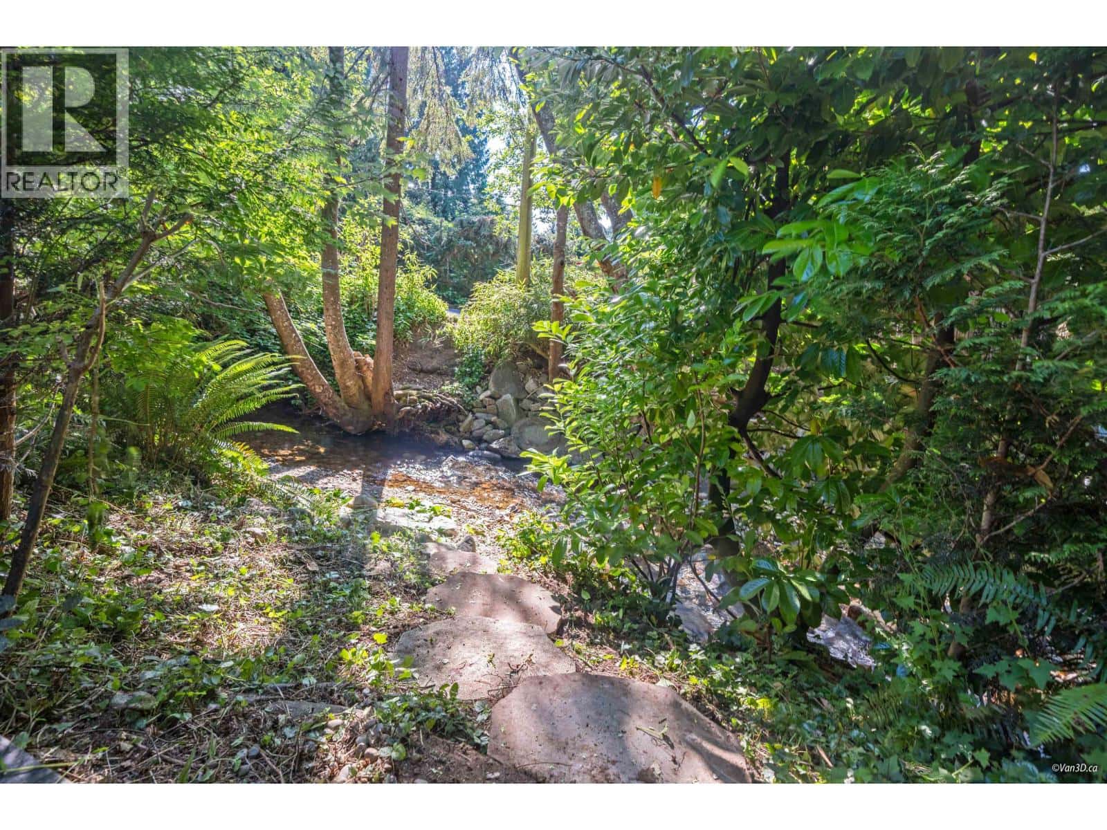 3870 EMERALD DRIVE — North Vancouver, British Columbia - Photo 4 of 36