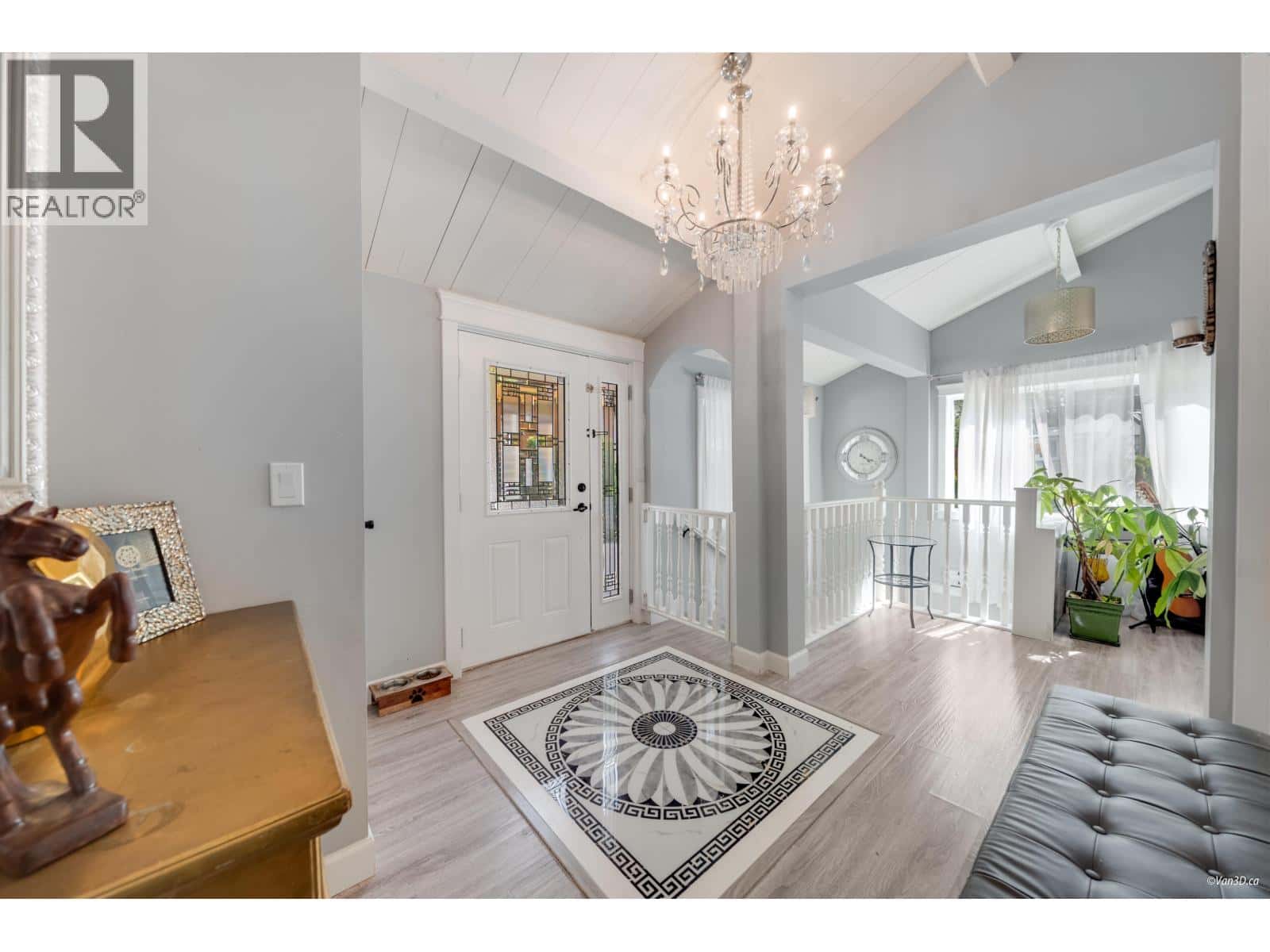 3870 EMERALD DRIVE — North Vancouver, British Columbia - Photo 5 of 36