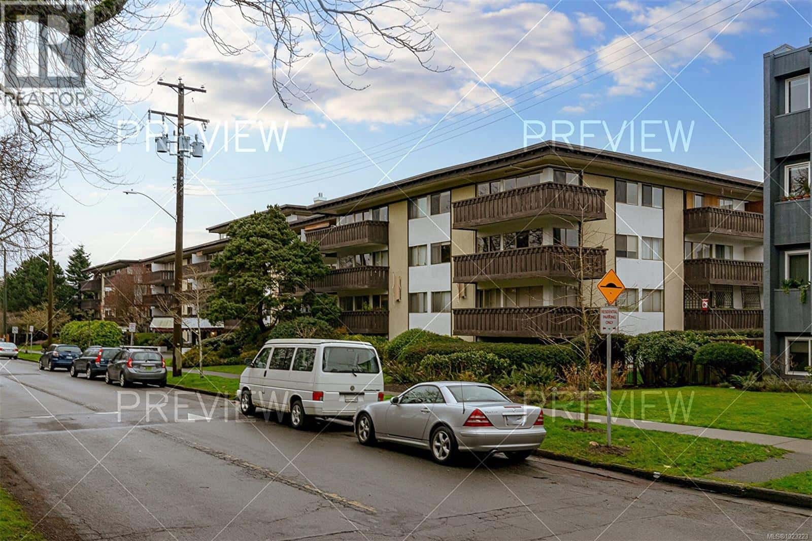 118 964 Heywood Ave — Victoria, British Columbia - Photo 2 of 38