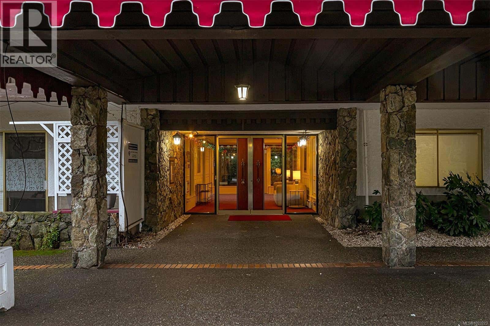 118 964 Heywood Ave — Victoria, British Columbia - Photo 4 of 38