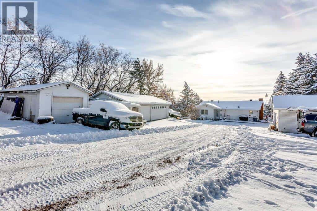 6003 Baroc Road NW — Calgary, Alberta - Photo 3 of 28
