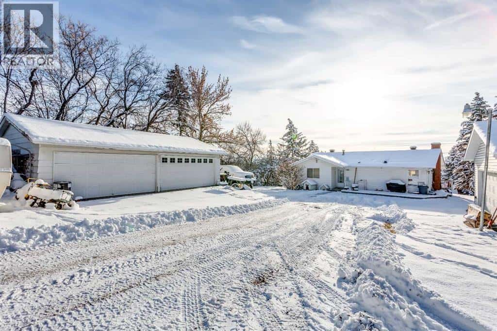 6003 Baroc Road NW — Calgary, Alberta - Photo 4 of 28