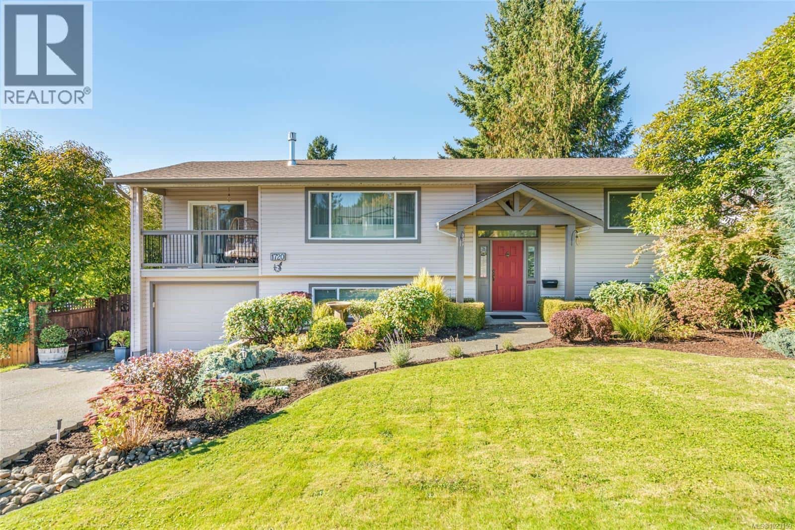 1720 McLauchlin Dr — Courtenay, British Columbia - Photo 3 of 54